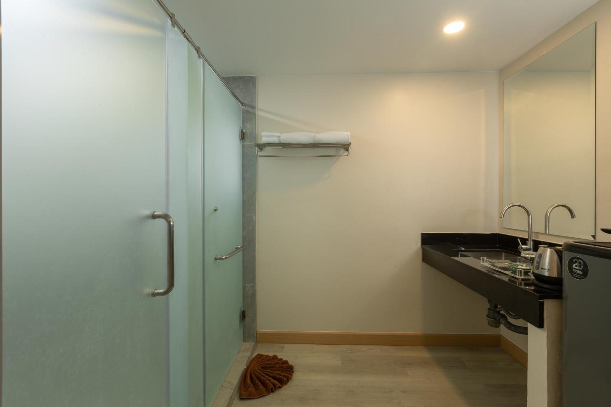 Doppel-/Zweibettzimmer mit Balkon